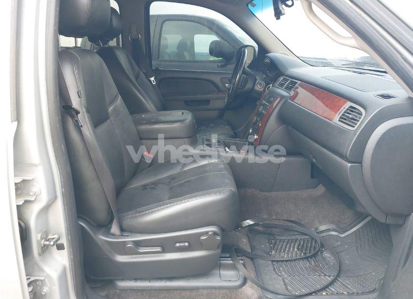 Photo 5 of 2013 Chevrolet Suburban 1500 LT (VIN 1GNSCJE06DR258207)