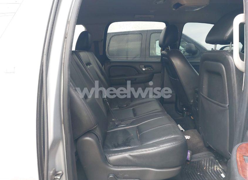 Photo 8 of 2013 Chevrolet Suburban 1500 LT (VIN 1GNSCJE06DR258207)