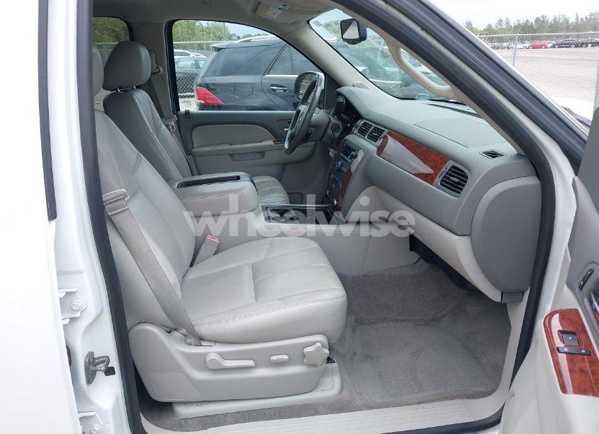 Photo 5 of 2014 Chevrolet Suburban 1500 LT (VIN 1GNSCJE06ER231476)