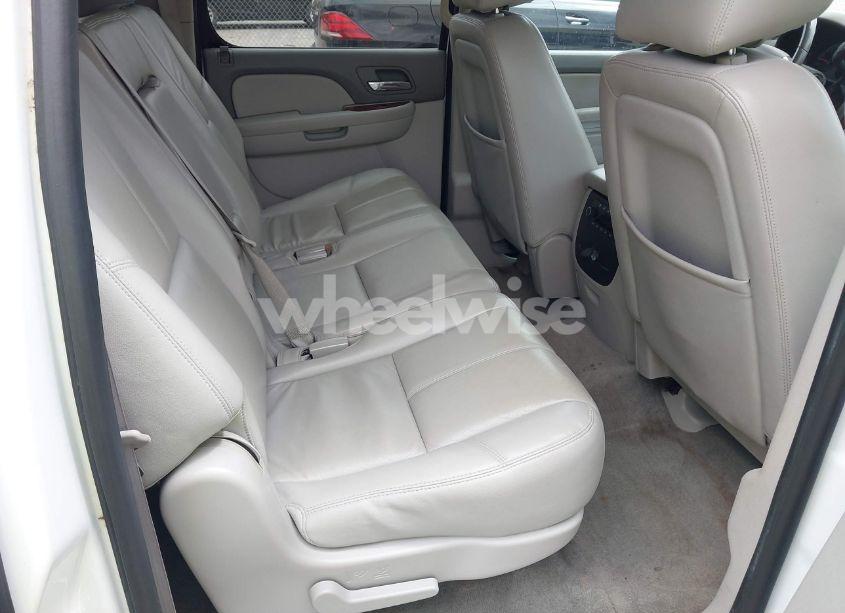 Photo 8 of 2014 Chevrolet Suburban 1500 LT (VIN 1GNSCJE06ER231476)