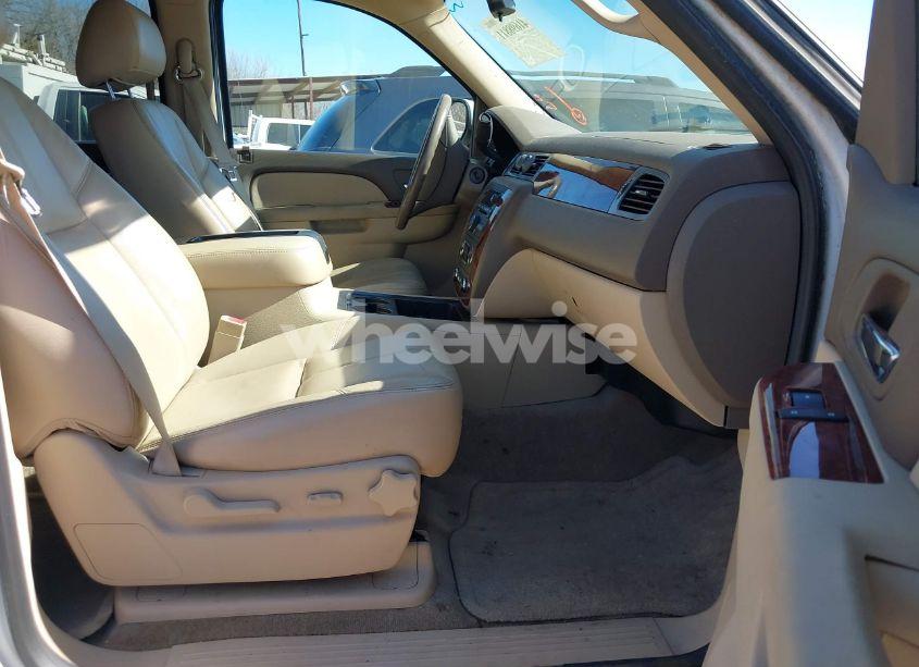 Photo 5 of 2011 Chevrolet Suburban 1500 LT1 (VIN 1GNSCJE07BR342646)