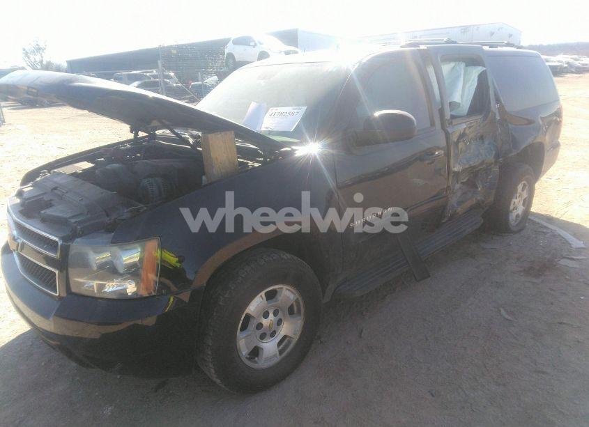 Photo 2 of 2012 Chevrolet Suburban 1500 LT (VIN 1GNSCJE07CR273166)