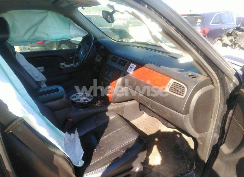 Photo 5 of 2012 Chevrolet Suburban 1500 LT (VIN 1GNSCJE07CR273166)