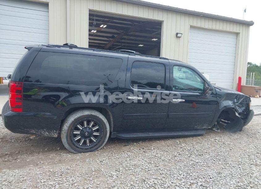 Photo 13 of 2014 Chevrolet Suburban 1500 LT (VIN 1GNSCJE07ER219935)