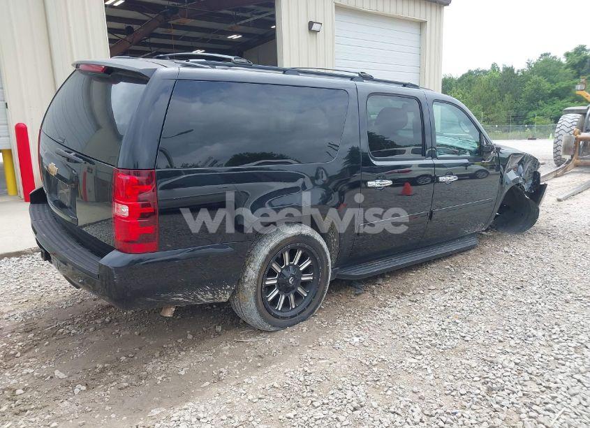 Photo 4 of 2014 Chevrolet Suburban 1500 LT (VIN 1GNSCJE07ER219935)