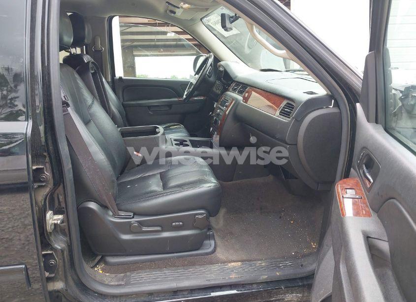 Photo 5 of 2014 Chevrolet Suburban 1500 LT (VIN 1GNSCJE07ER219935)
