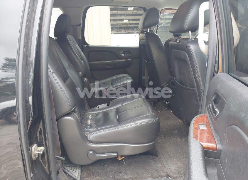 Photo 8 of 2014 Chevrolet Suburban 1500 LT (VIN 1GNSCJE07ER219935)