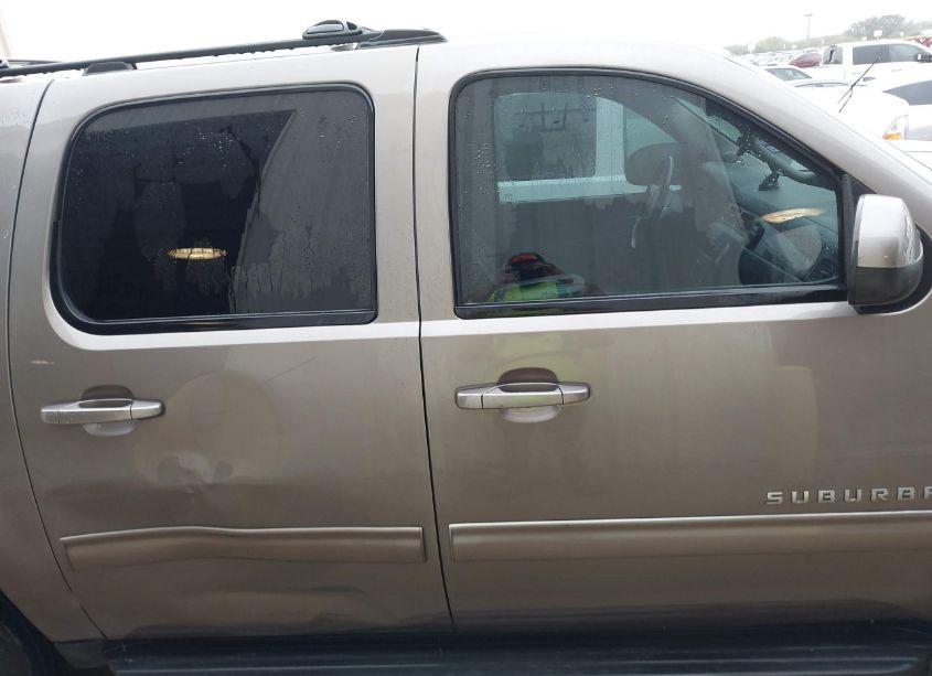 Photo 13 of 2014 Chevrolet Suburban 1500 LT (VIN 1GNSCJE07ER237366)