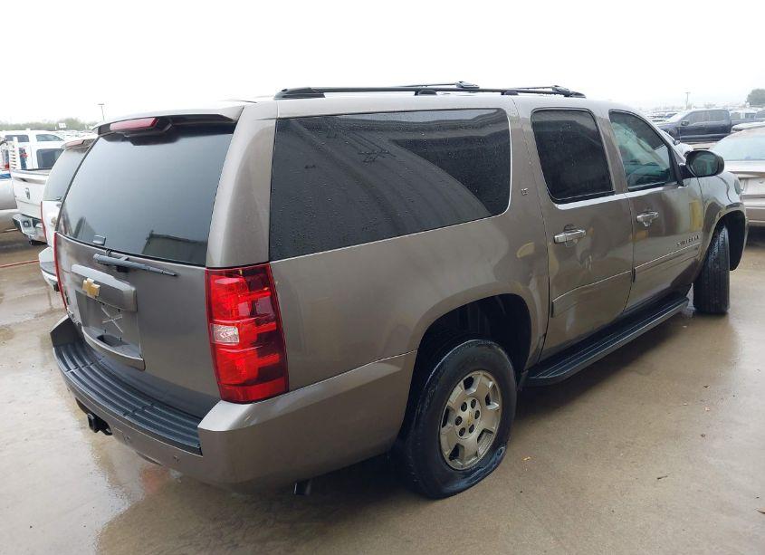 Photo 4 of 2014 Chevrolet Suburban 1500 LT (VIN 1GNSCJE07ER237366)