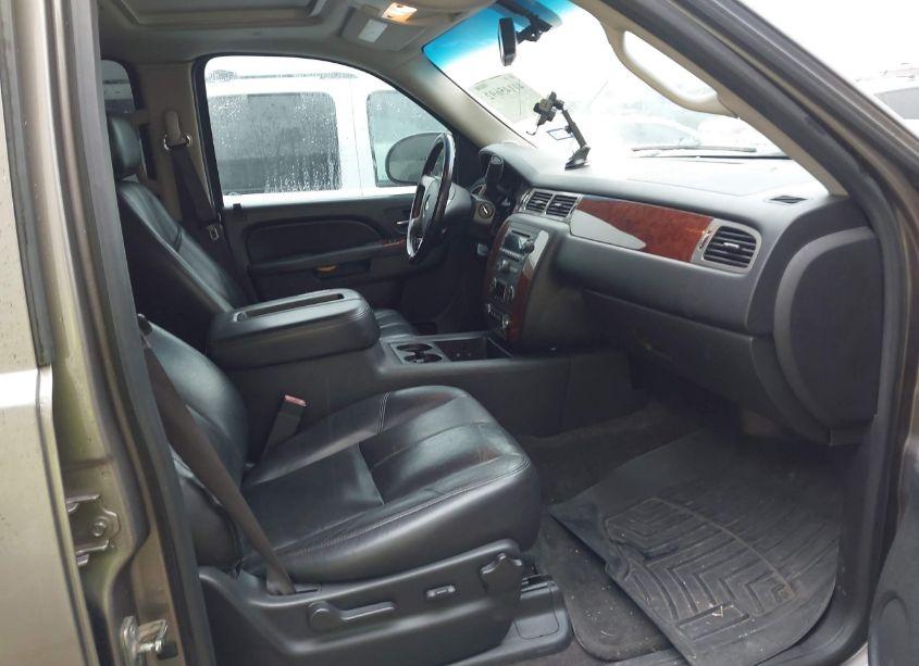 Photo 5 of 2014 Chevrolet Suburban 1500 LT (VIN 1GNSCJE07ER237366)