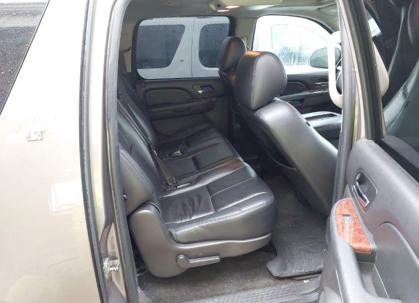 Photo 8 of 2014 Chevrolet Suburban 1500 LT (VIN 1GNSCJE07ER237366)