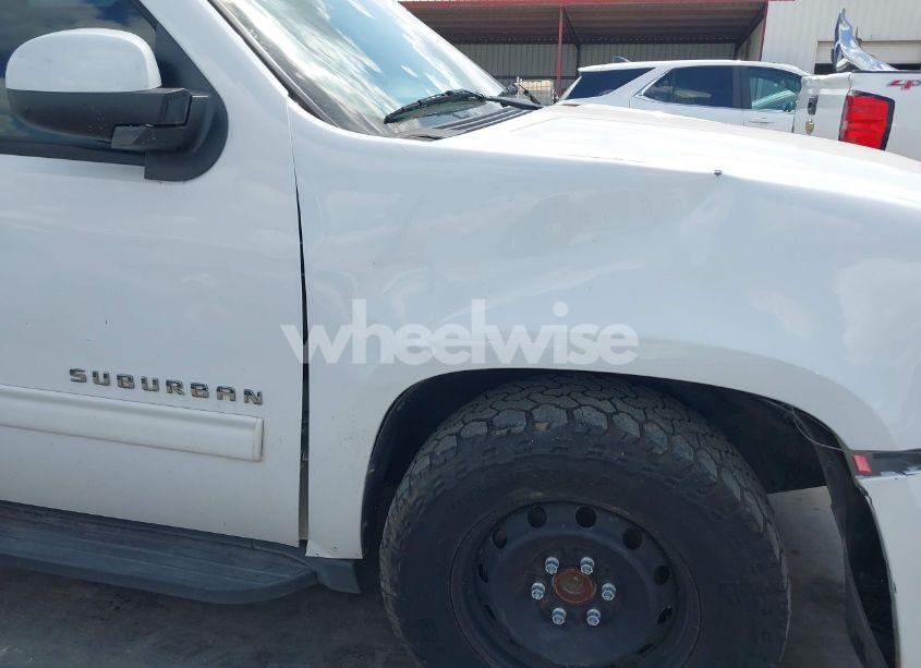Photo 12 of 2013 Chevrolet Suburban 1500 LT (VIN 1GNSCJE08DR102735)