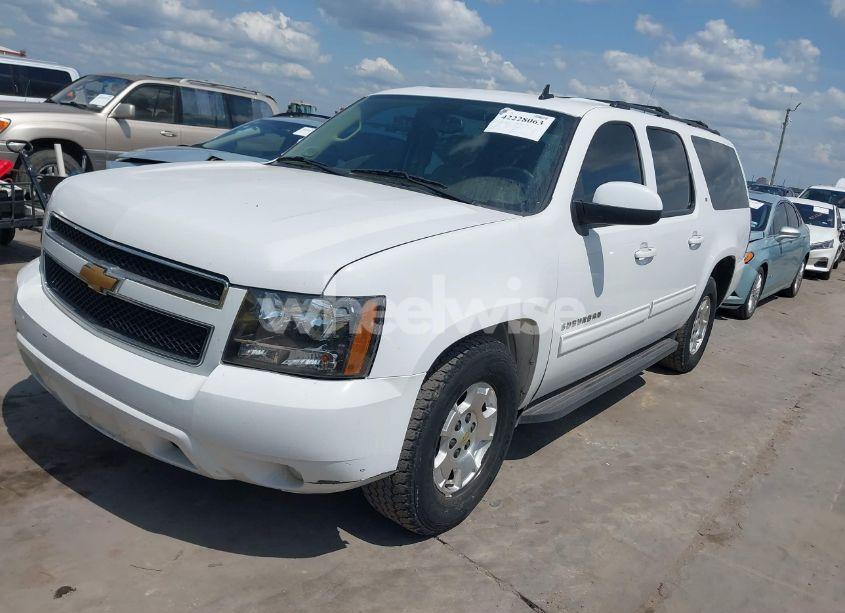 Photo 2 of 2013 Chevrolet Suburban 1500 LT (VIN 1GNSCJE08DR102735)