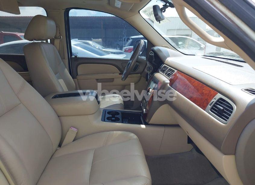 Photo 5 of 2013 Chevrolet Suburban 1500 LT (VIN 1GNSCJE08DR102735)