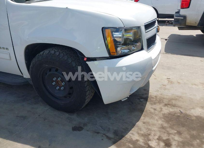 Photo 6 of 2013 Chevrolet Suburban 1500 LT (VIN 1GNSCJE08DR102735)