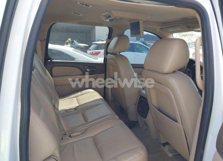 Photo 8 of 2013 Chevrolet Suburban 1500 LT (VIN 1GNSCJE08DR102735)