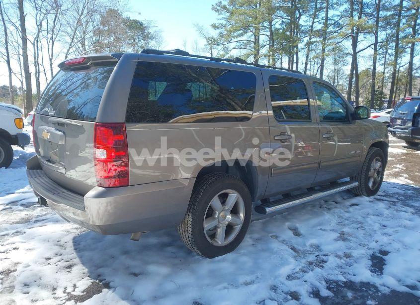 Photo 4 of 2013 Chevrolet Suburban 1500 LT (VIN 1GNSCJE08DR112648)