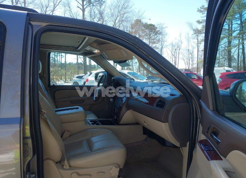 Photo 5 of 2013 Chevrolet Suburban 1500 LT (VIN 1GNSCJE08DR112648)