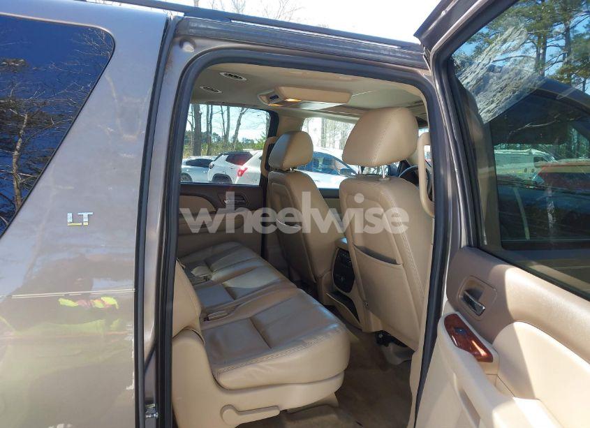 Photo 8 of 2013 Chevrolet Suburban 1500 LT (VIN 1GNSCJE08DR112648)