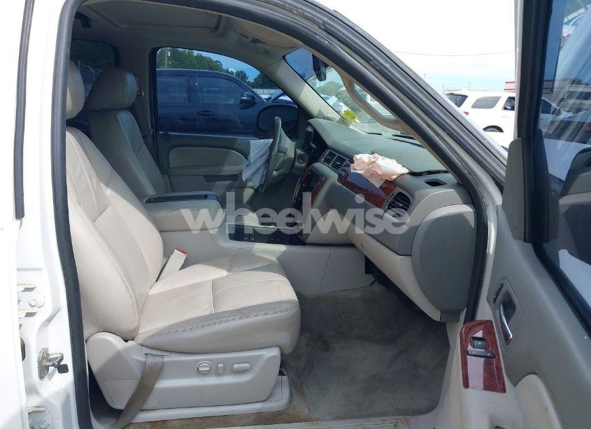 Photo 5 of 2014 Chevrolet Suburban 1500 LT (VIN 1GNSCJE08ER185472)