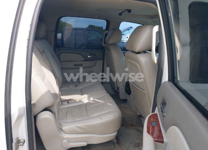 Photo 8 of 2014 Chevrolet Suburban 1500 LT (VIN 1GNSCJE08ER185472)