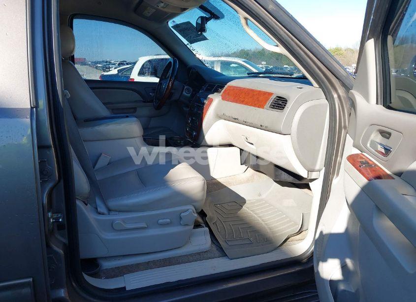 Photo 5 of 2011 Chevrolet Suburban 1500 LT1 (VIN 1GNSCJE09BR344091)