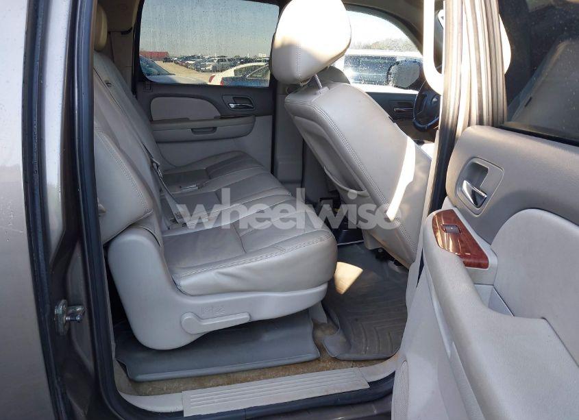 Photo 8 of 2011 Chevrolet Suburban 1500 LT1 (VIN 1GNSCJE09BR344091)