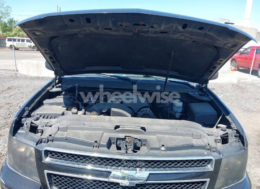 Photo 10 of 2012 Chevrolet Suburban 1500 LT (VIN 1GNSCJE09CR168533)