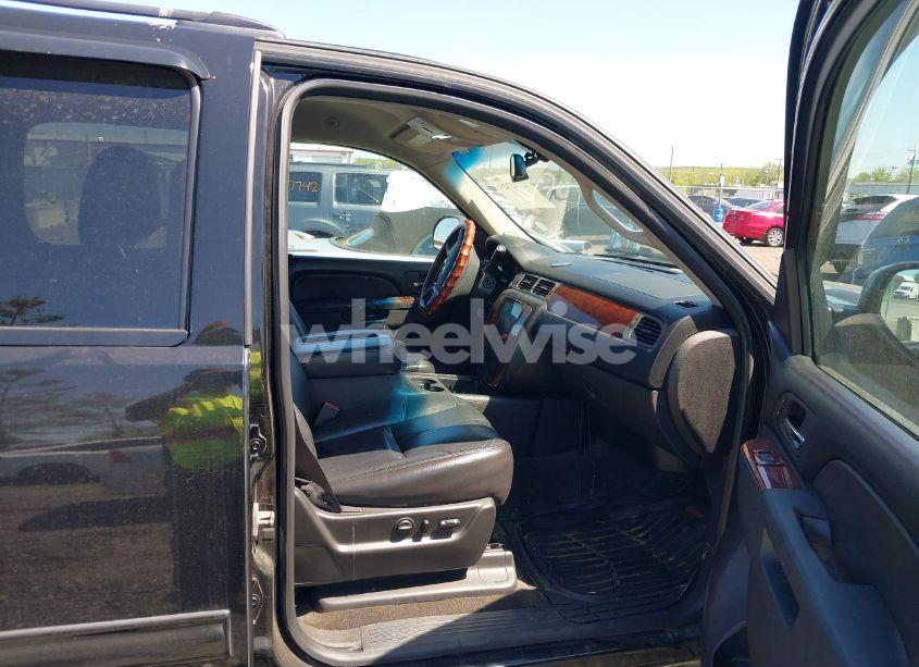 Photo 5 of 2012 Chevrolet Suburban 1500 LT (VIN 1GNSCJE09CR168533)