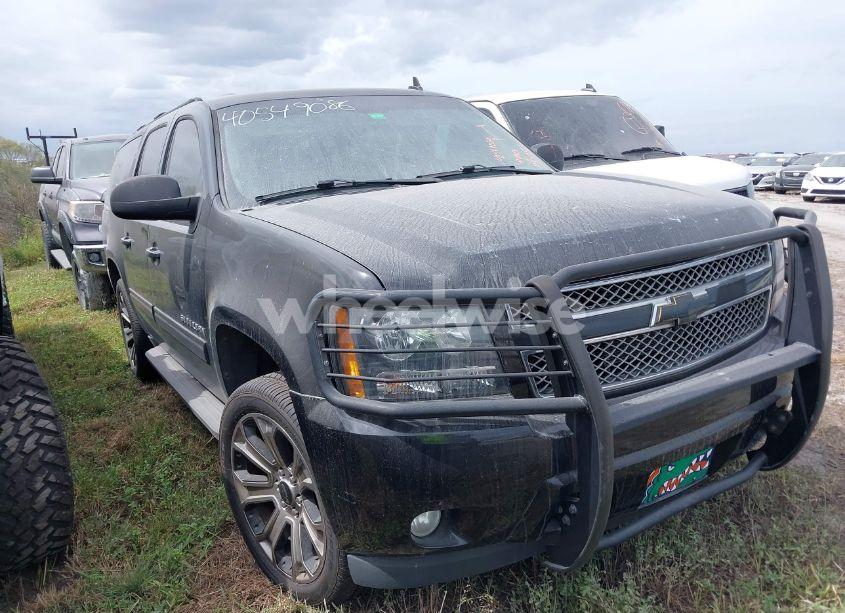 2013 Chevrolet Suburban 1500 LT (VIN 1GNSCJE09DR105045) main photo