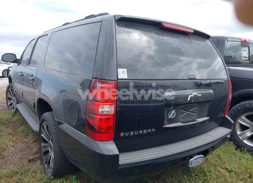 Photo 3 of 2013 Chevrolet Suburban 1500 LT (VIN 1GNSCJE09DR105045)