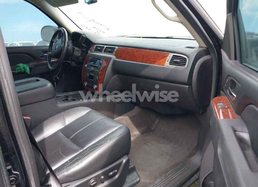 Photo 5 of 2013 Chevrolet Suburban 1500 LT (VIN 1GNSCJE09DR105045)