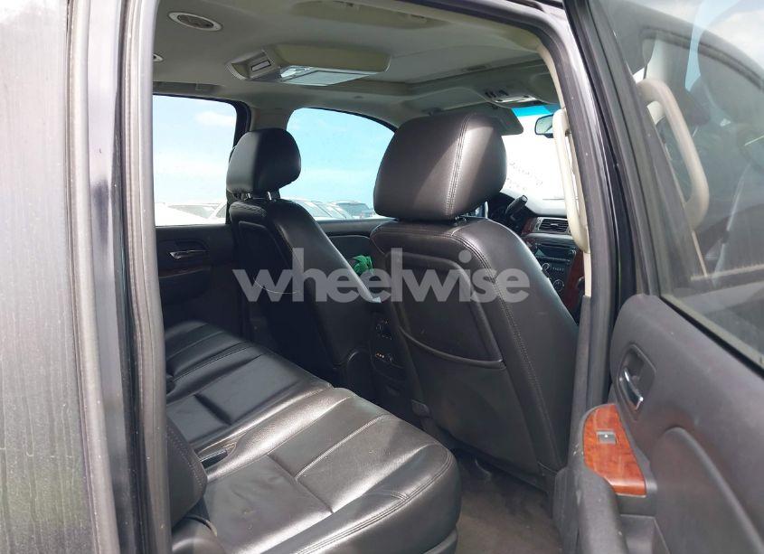 Photo 8 of 2013 Chevrolet Suburban 1500 LT (VIN 1GNSCJE09DR105045)