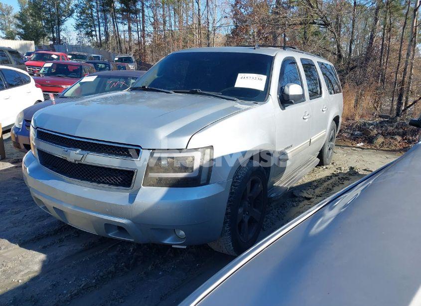 Photo 2 of 2013 Chevrolet Suburban 1500 LT (VIN 1GNSCJE09DR265667)