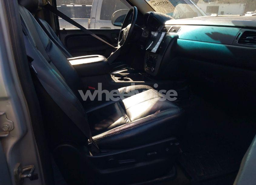 Photo 5 of 2013 Chevrolet Suburban 1500 LT (VIN 1GNSCJE09DR265667)