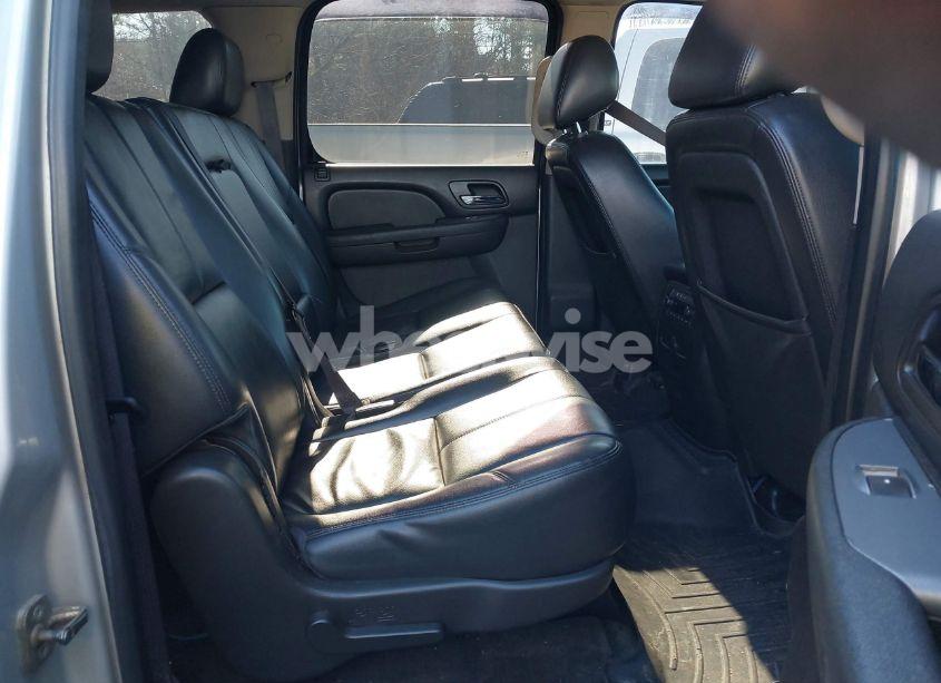 Photo 8 of 2013 Chevrolet Suburban 1500 LT (VIN 1GNSCJE09DR265667)