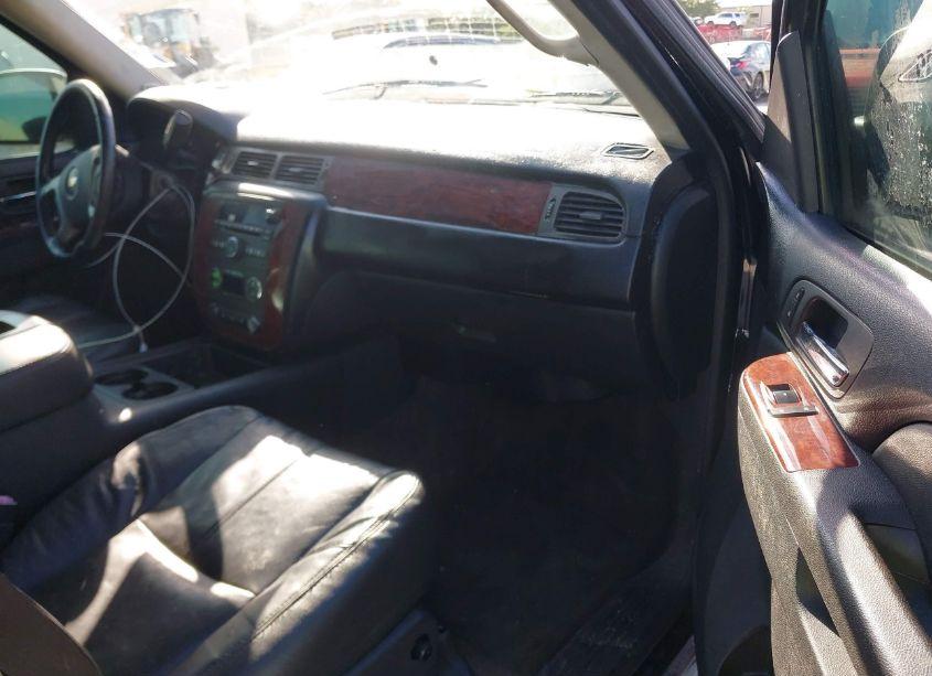 Photo 5 of 2013 Chevrolet Suburban 1500 LT (VIN 1GNSCJE09DR371200)