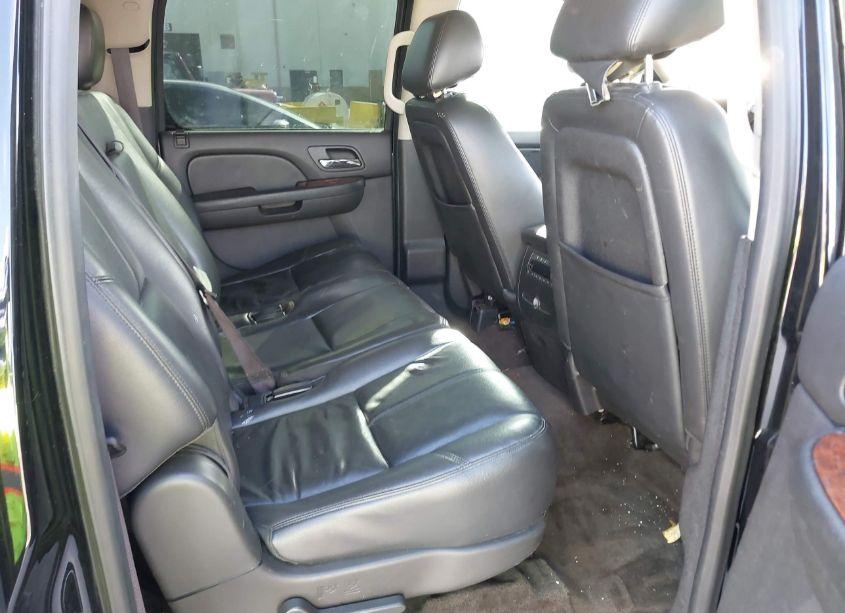 Photo 8 of 2013 Chevrolet Suburban 1500 LT (VIN 1GNSCJE09DR371200)