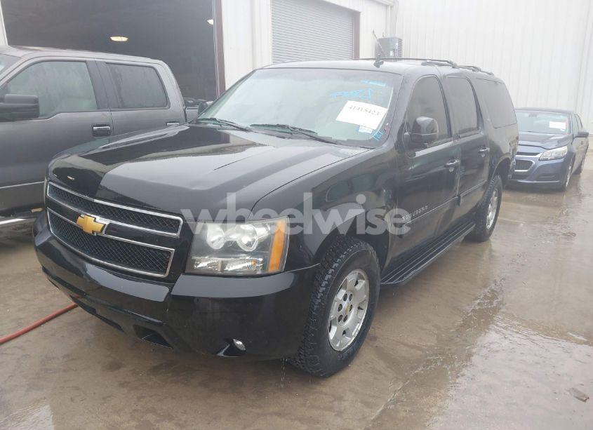Photo 2 of 2014 Chevrolet Suburban 1500 LT (VIN 1GNSCJE09ER240365)