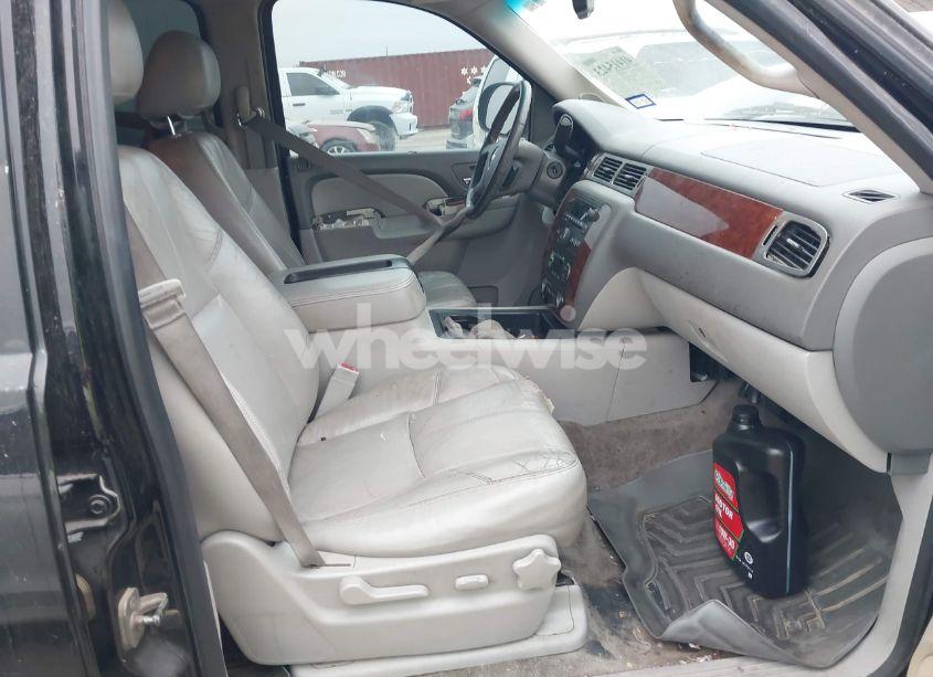 Photo 5 of 2014 Chevrolet Suburban 1500 LT (VIN 1GNSCJE09ER240365)