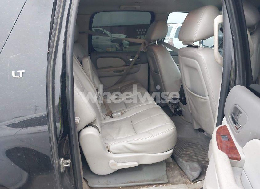 Photo 8 of 2014 Chevrolet Suburban 1500 LT (VIN 1GNSCJE09ER240365)