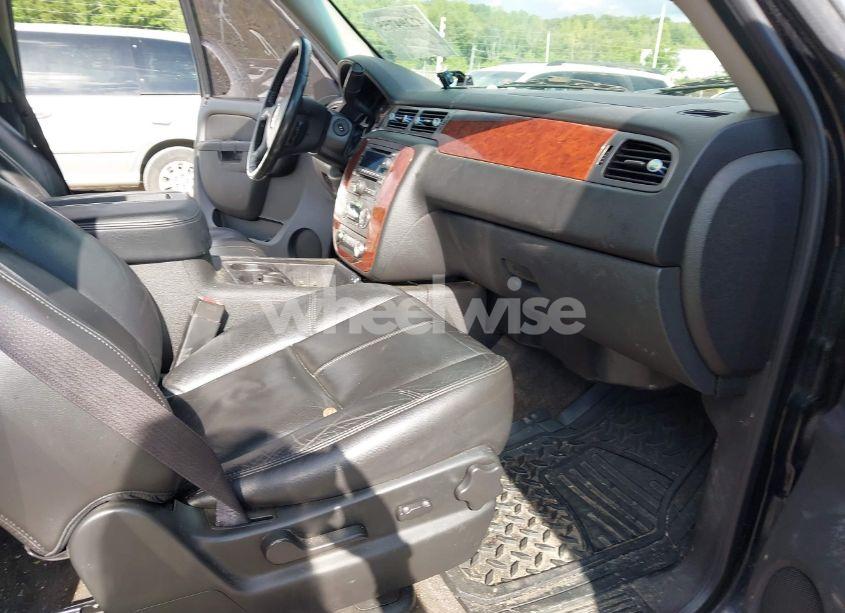 Photo 5 of 2011 Chevrolet Suburban 1500 LT1 (VIN 1GNSCJE0XBR133465)