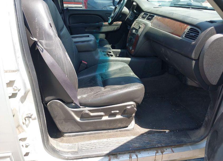 Photo 5 of 2011 Chevrolet Suburban 1500 LT1 (VIN 1GNSCJE0XBR156860)