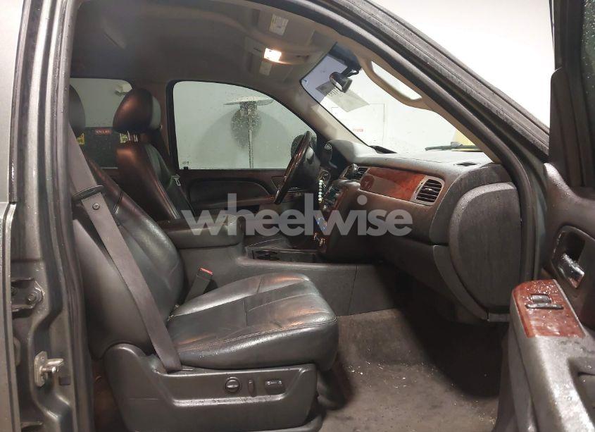 Photo 5 of 2011 Chevrolet Suburban 1500 LT1 (VIN 1GNSCJE0XBR180270)