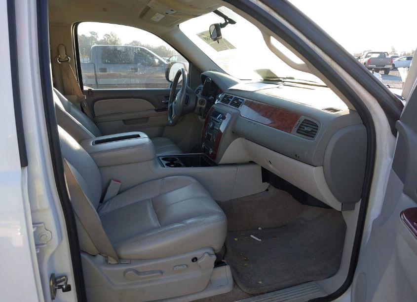 Photo 5 of 2011 Chevrolet Suburban 1500 LT1 (VIN 1GNSCJE0XBR308491)