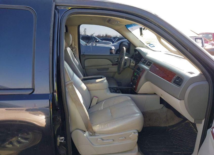 Photo 5 of 2012 Chevrolet Suburban 1500 LT (VIN 1GNSCJE0XCR211261)