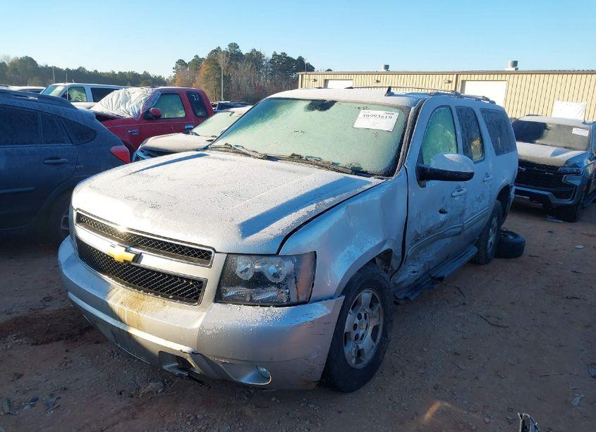 Photo 2 of 2013 Chevrolet Suburban 1500 LT (VIN 1GNSCJE0XDR163908)