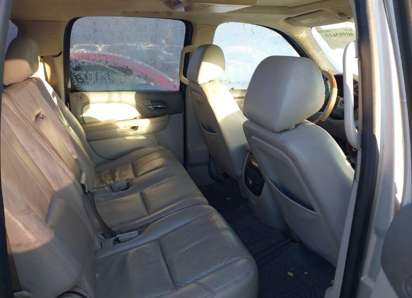 Photo 8 of 2013 Chevrolet Suburban 1500 LT (VIN 1GNSCJE0XDR163908)