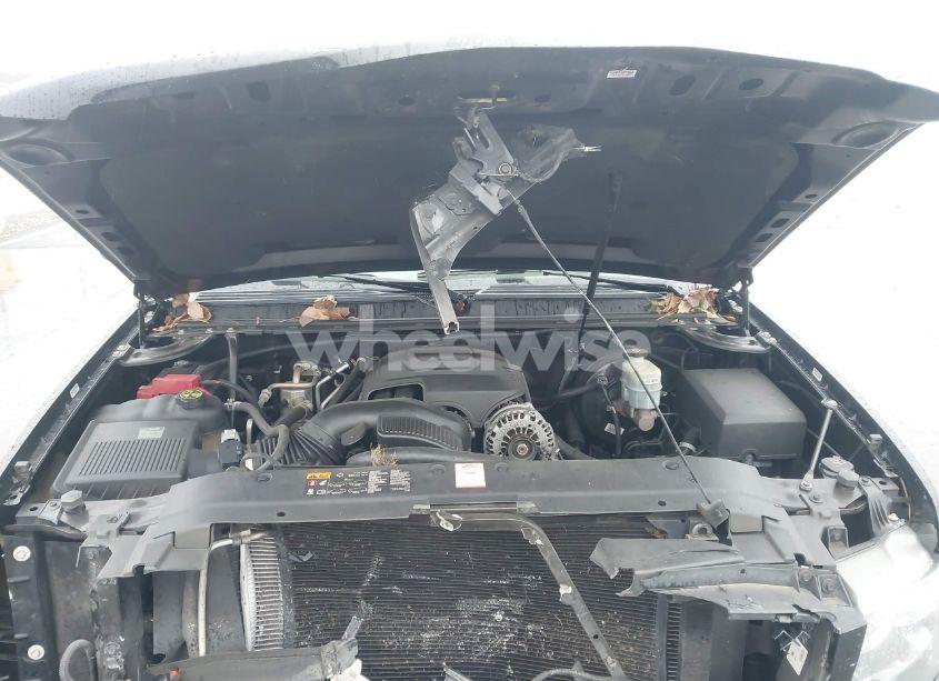 Photo 10 of 2013 Chevrolet Suburban 1500 LT (VIN 1GNSCJE0XDR212458)