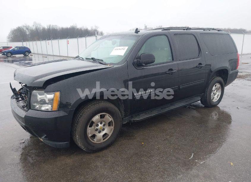 Photo 2 of 2013 Chevrolet Suburban 1500 LT (VIN 1GNSCJE0XDR212458)